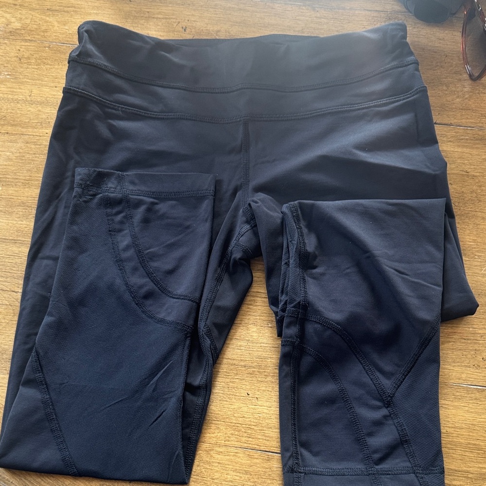 LULULEMON Black Athletic Leggings with lots of waist pockets.